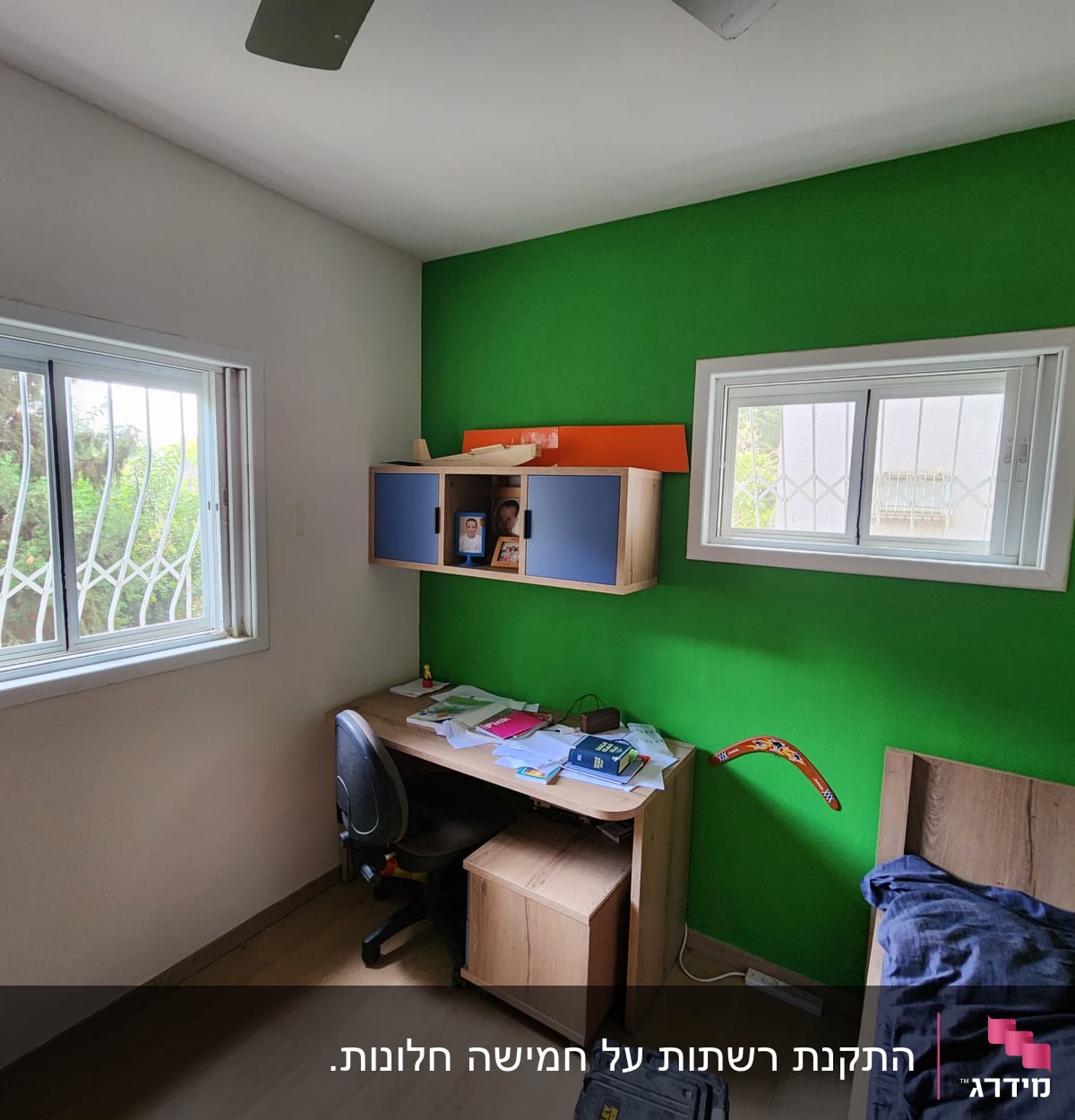 חלונות אלומיניום עם סורגים בחדר שינה